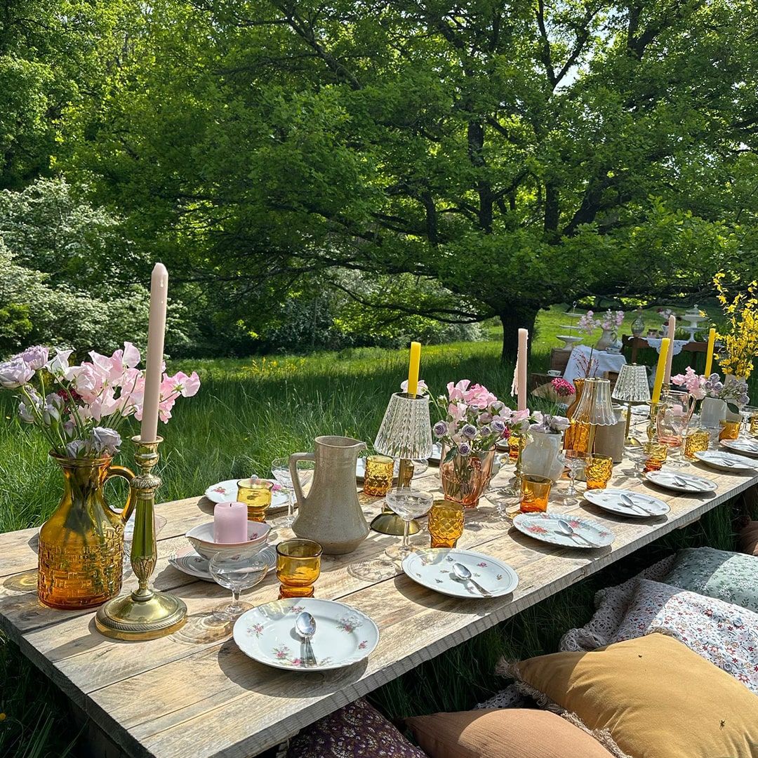 Table de réception décorée de fleurs et de bougies, Henry le fleuriste